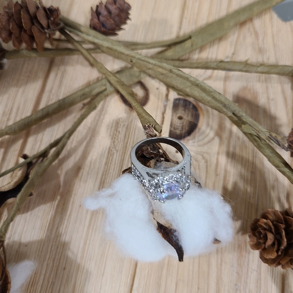 🎉🎉NEW🎉🎉LUXURIOUS!! Round CZ Ring in SILVER Plating - Picture 12 of 16